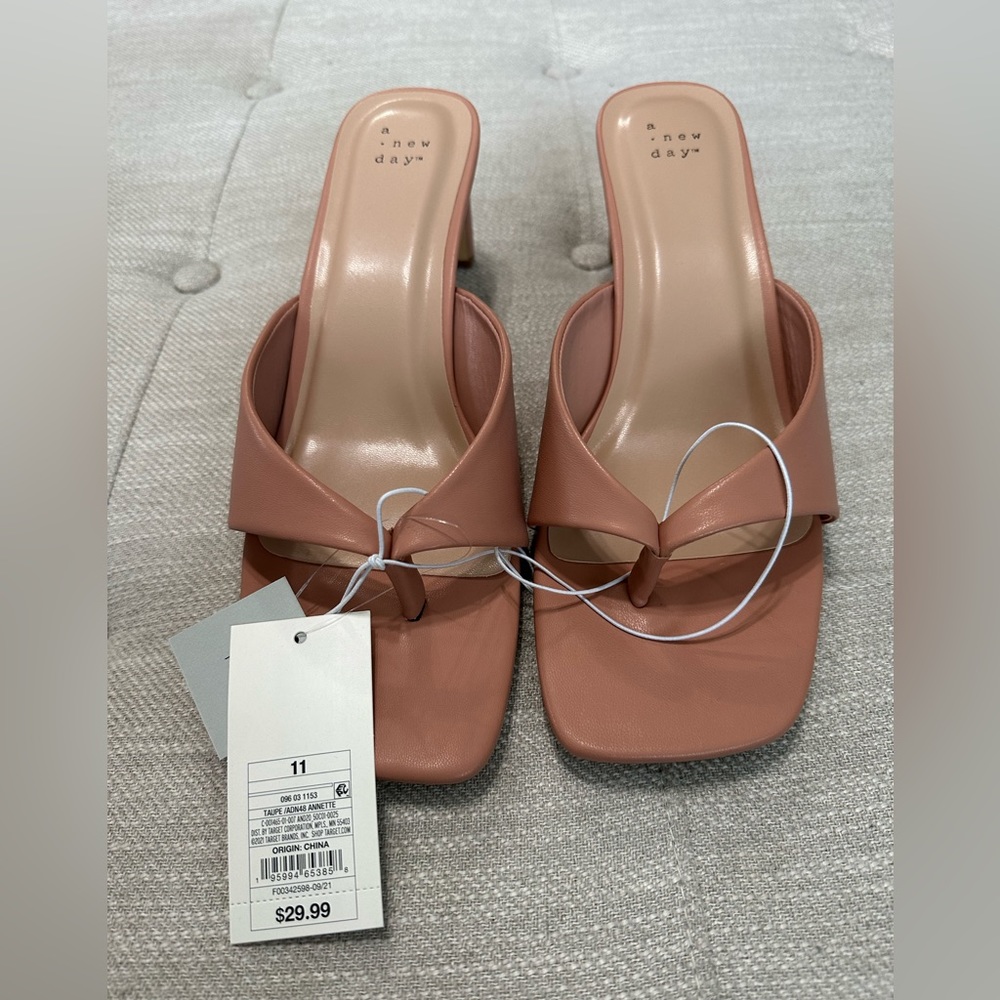 NWT women’s heeled sandal